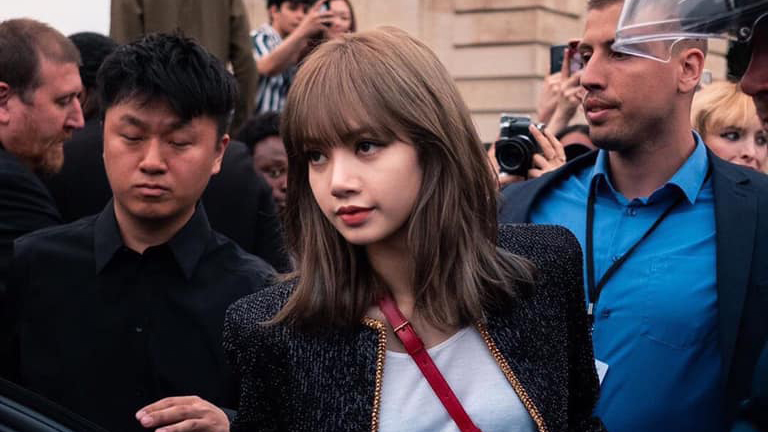 Blackpink, Lisa Blackpink, Lisa Blakpink đẹp như búp bê ở Paris Fashion week, tuần lễ thời trang Paris, thương hiệu Celine, blackpink, blackpink lisa, blackpink jennie