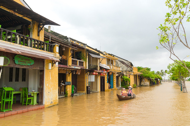 Cảnh báo lốc xoáy trên biển, lũ lụt trên đất liền