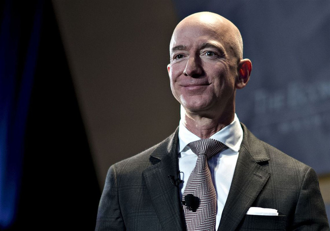 Tỷ phú Jeff Bezos từ chức CEO của Amazon