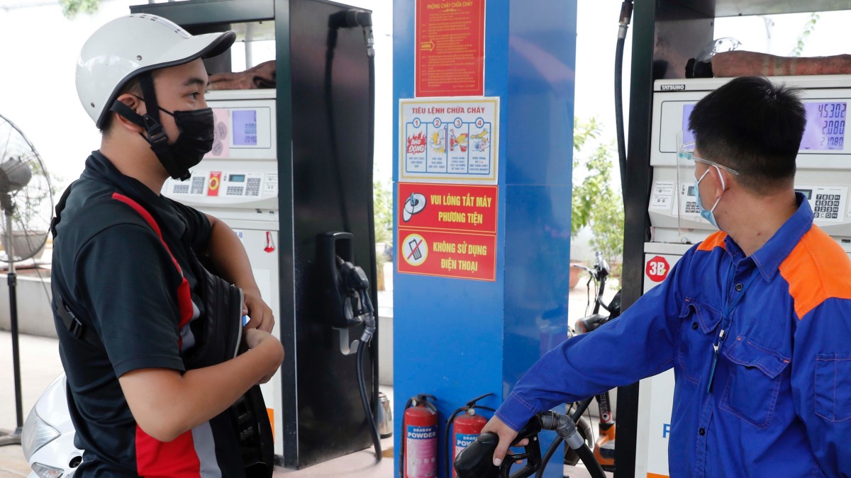 TP.HCM: 54 cửa hàng tạm hết xăng dầu