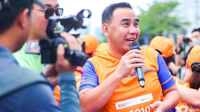 Quyền Linh chạy bộ truyền thông điệp 'vì sống là động'