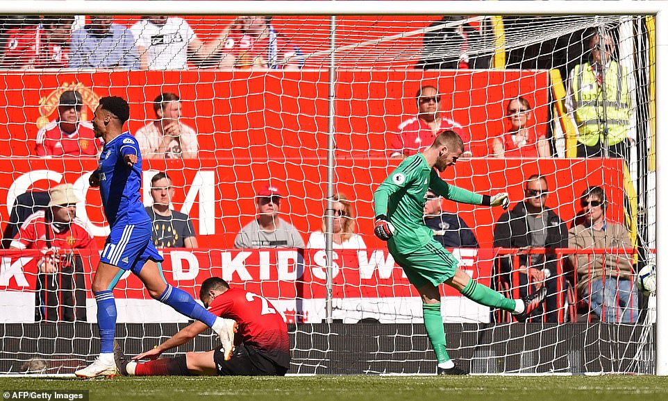 VIDEO MU 0-2 Cardiff: Nỗi xấu hổ ở Old Trafford