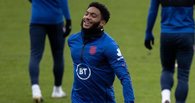 Liverpool, Joe Gomez, Joe Gomez chấn thương, Liverpool khủng hoảng hàng thủ, Joe Gomez nghỉ hết mùa, Joe Gomez chấn thương đầu gối, Van Dijk, Fabinho, Alexander-Arnold