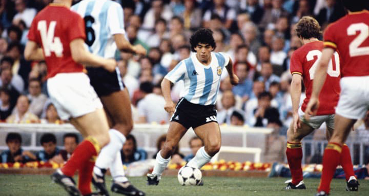 Maradona, Maradona qua đời, Phía sau bức ảnh lột tả sự vĩ đại của Maradona, World Cup 1982, Argentina vs Bỉ, Maradona vĩ đại, Sự nghiệp Maradona, đội tuyển Argentina