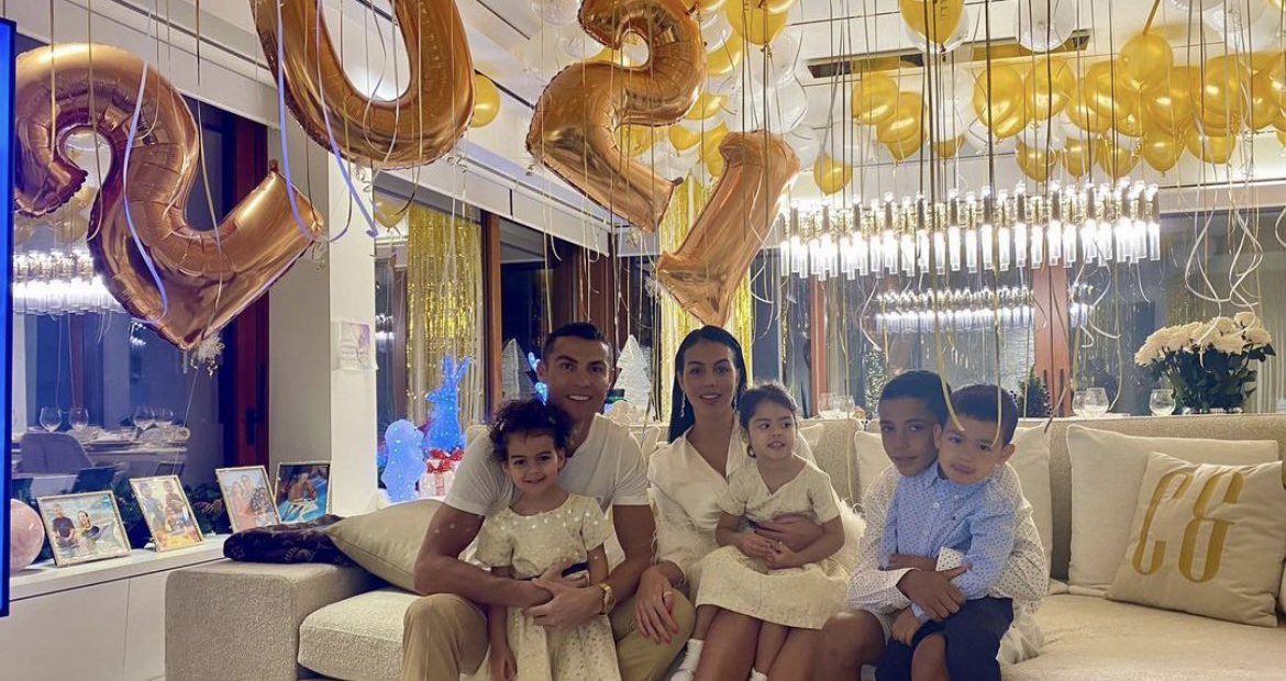Bong da, Sao bóng đá đón năm mới, Ronaldo, Cristiano Ronaldo, Bailly, Van Dijk, Ronaldo và gia đình, Ronaldo và bạn gái, Ronaldo đón năm mới 2021, MU, Juventus, Liverpool