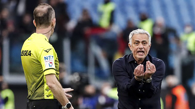 Mourinho: 'Đây là môn khác chứ không còn là bóng đá nữa'