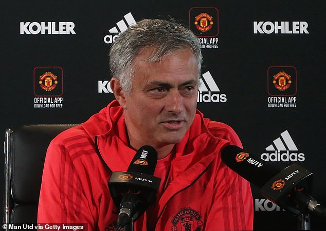 MU: Vì sao Mourinho tước băng đội trưởng Pogba? Chuyện gì xảy ra trên sân tập?