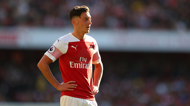 SỐC: Mesut Oezil kiếm tiền cực khủng dù chỉ dự bị ở Arsenal