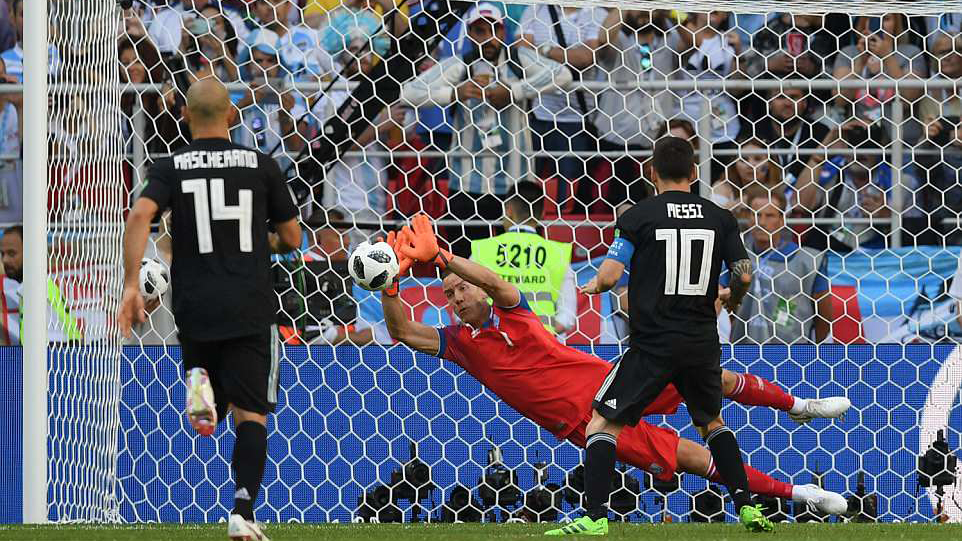 Messi bất lực, đá hỏng penalty khi đối mặt thủ môn vốn là đạo diễn phim